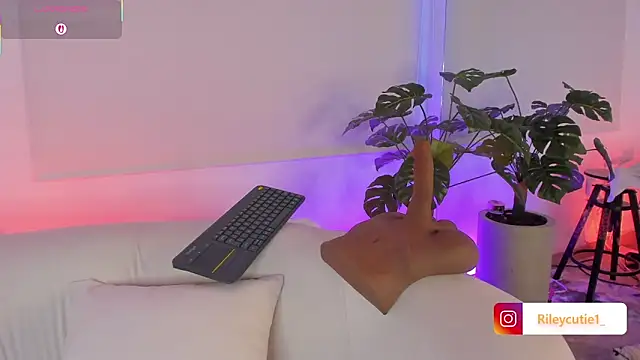 Cutie Riley online show from December 2025 04:51:01 AM