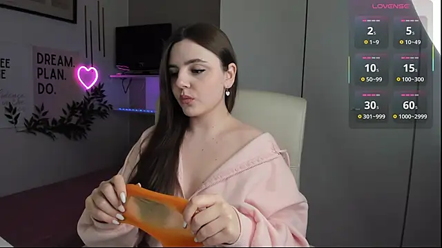 LiaWoow online show from September 2025 02:44:02 PM