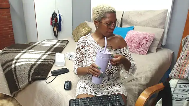 Snapshot of Kay-Tee chatting on October 2025 07:06:01 AM Kay-Tee online show from October 2025 07:06:01 AM