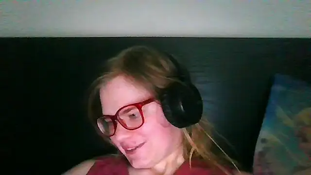 Snapshot of Moonolighta chatting on September 2025 12:09:01 PM Moonolighta online show from September 2025 12:09:01 PM