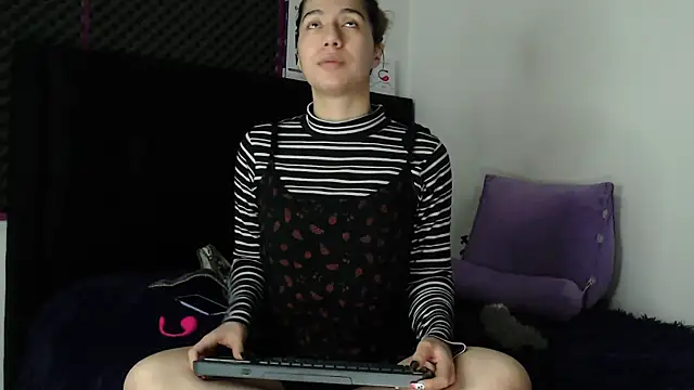 karlamoon23 online show from October 2025 07:58:02 PM