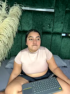 Chloe jackson25 online show from November 2025 06:30:01 PM