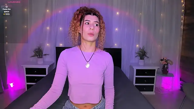 Snapshot of Evolet_Bee chatting on September 2025 02:07:02 PM Evolet Bee online show from September 2025 02:07:02 PM