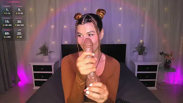 Snapshot of Evolet_Bee chatting on October 2025 01:34:02 PM Evolet Bee online show from October 2025 01:34:02 PM