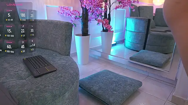 LoonaNyx online show from September 2025 11:43:01 AM