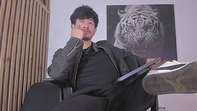 DimitriDeluxe online show from October 2025 07:36:02 PM