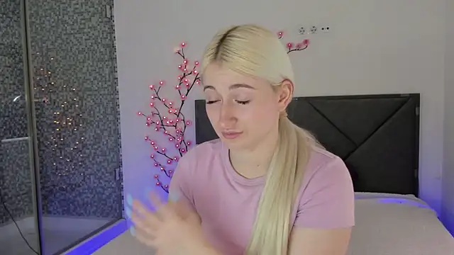 HollyTailors online show from March 2026 01:06:02 PM