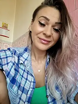 iSelena online show from September 2025 04:58:02 AM