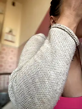 iSelena online show from November 2025 06:57:01 AM