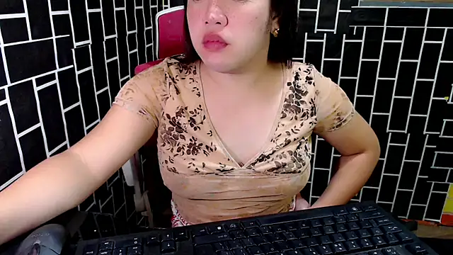 Snapshot of xUrDreamSlutWhore chatting on September 2025 07:38:01 PM xUrDreamSlutWhore online show from September 2025 07:38:01 PM