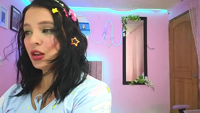 MiSofialeal online show from October 2025 03:47:02 PM