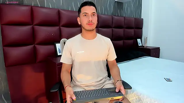 Axel grey  online show from September 2025 01:33:02 PM