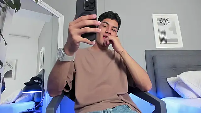 Tylerffoxx online show from October 2025 08:09:02 PM