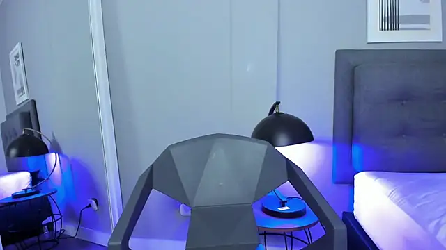 Tylerffoxx online show from November 2025 08:32:01 PM