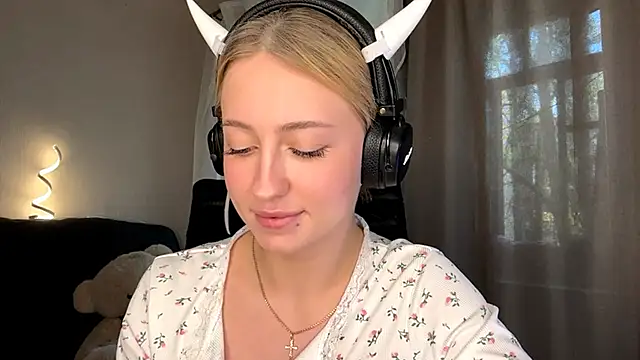 Jetta Corsacami online show from October 2025 12:13:02 PM