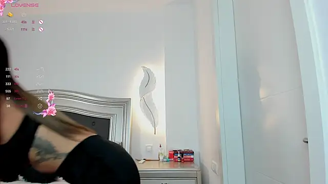 Snapshot of AmiraaLuxe chatting on October 2025 03:04:01 PM AmiraaLuxe online show from October 2025 03:04:01 PM