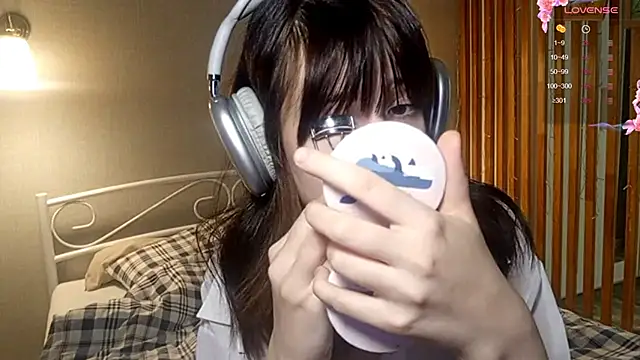 Honeey Beee online show from December 2025 05:08:02 PM