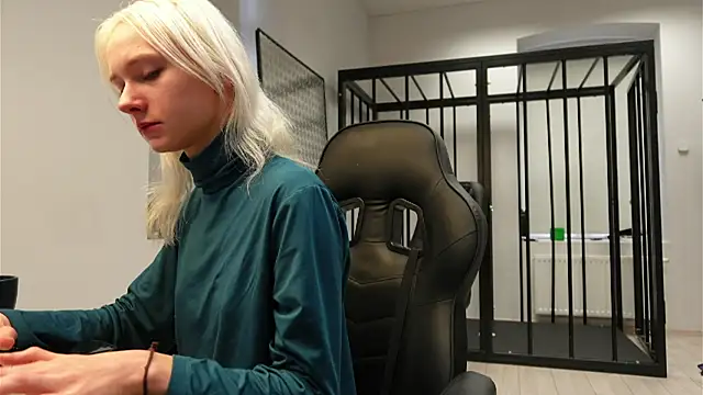 Laura Chaplin online show from September 2025 05:45:02 AM