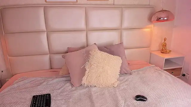 Natt Clark online show from October 2025 01:07:01 PM