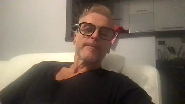 Axl hot online show from September 2025 07:16:01 PM