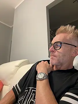 Axl hot online show from September 2025 07:51:02 PM