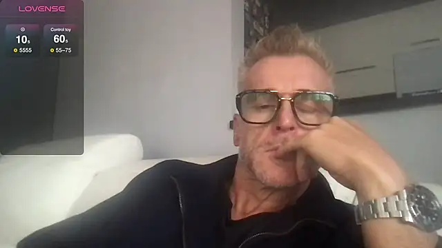 Axl hot online show from September 2025 12:32:01 PM