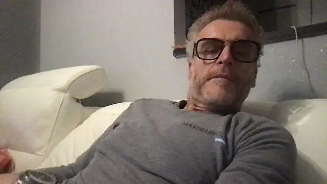 Axl hot online show from February 2026 11:00:01 PM