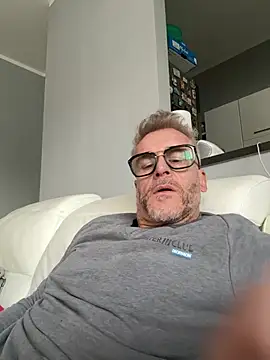 Axl hot online show from March 2026 04:04:01 PM