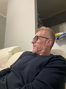 Axl hot online show from March 2026 08:35:02 PM