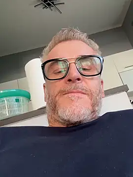 Axl hot online show from March 2026 01:44:02 PM