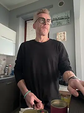 Axl hot online show from April 2026 09:29:01 AM