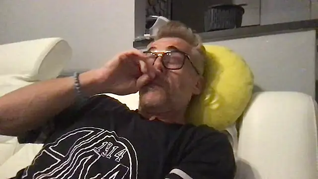 Axl hot online show from May 2026 09:05:02 PM