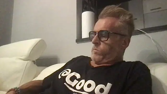 Axl hot online show from July 2026 08:25:01 PM