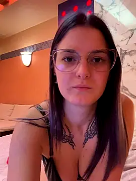 SuzyMiu online show from November 2025 11:10:02 AM