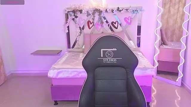 ZURY TAY online show from September 2025 11:44:01 AM