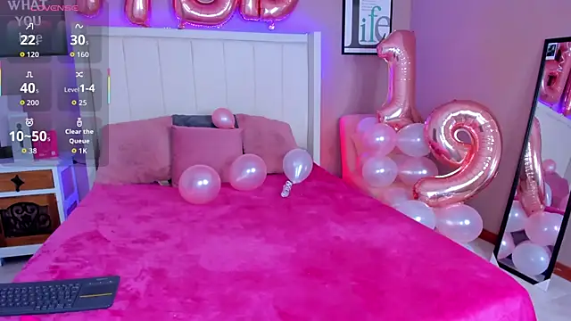 Snapshot of sarahyessica chatting on May 2026 07:19:01 PM sarahyessica online show from May 2026 07:19:01 PM