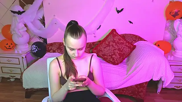 Snapshot of Kelly_Cartier chatting on October 2025 12:12:02 PM Kelly Cartier online show from October 2025 12:12:02 PM