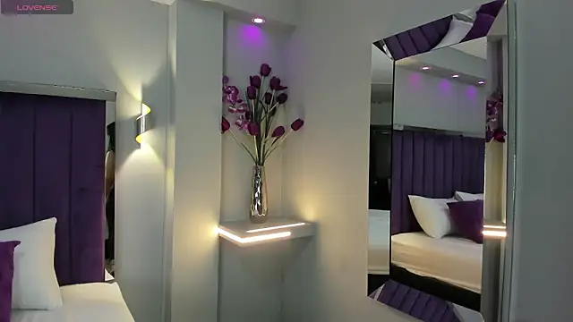 ElaraDusk online show from September 2025 04:34:02 AM