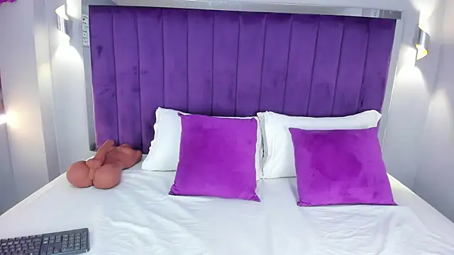 ElaraDusk online show from October 2025 04:46:02 AM