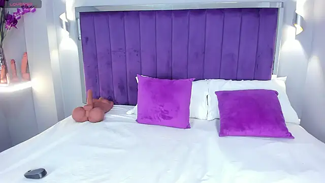 ElaraDusk online show from October 2025 04:31:01 AM