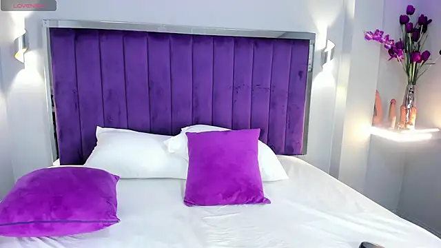 ElaraDusk online show from October 2025 04:31:02 AM