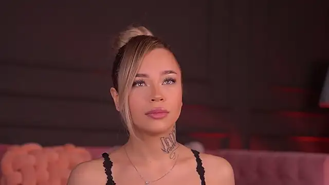 Snapshot of NickyBenz chatting on December 2025 07:32:01 PM NickyBenz online show from December 2025 07:32:01 PM