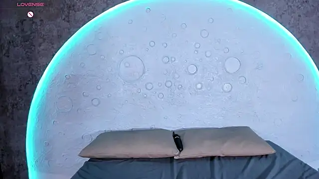 ReinaChloe online show from September 2025 04:40:02 PM