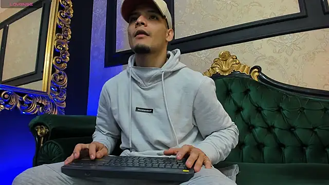 Snapshot of AlessandroKiing chatting on September 2025 02:33:01 PM AlessandroKiing online show from September 2025 02:33:01 PM