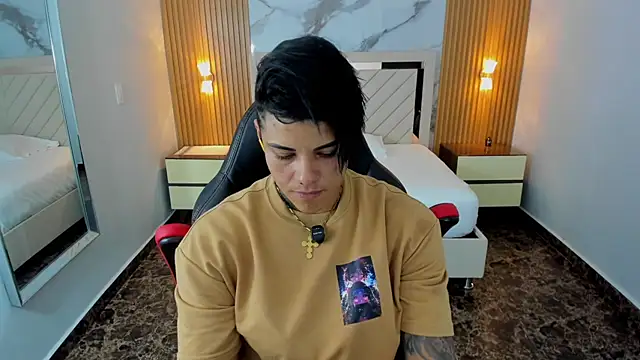 KAROLLJONES1 online show from June 2026 07:18:01 PM