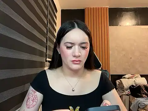 Yhanbeaufort18 online show from October 2025 11:39:01 AM