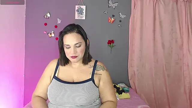 Snapshot of ROOSEQUEEN chatting on November 2025 12:00:01 AM ROOSEQUEEN online show from November 2025 12:00:01 AM