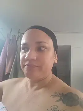 Snapshot of ROOSEQUEEN chatting on November 2025 04:09:02 PM ROOSEQUEEN online show from November 2025 04:09:02 PM