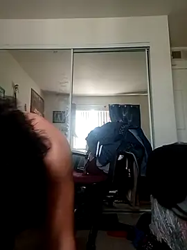 Snapshot of SimoneSays chatting on April 2026 07:43:01 PM SimoneSays online show from April 2026 07:43:01 PM