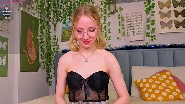 Snapshot of EmmaNovak chatting on January 2026 12:09:02 PM EmmaNovak online show from January 2026 12:09:02 PM